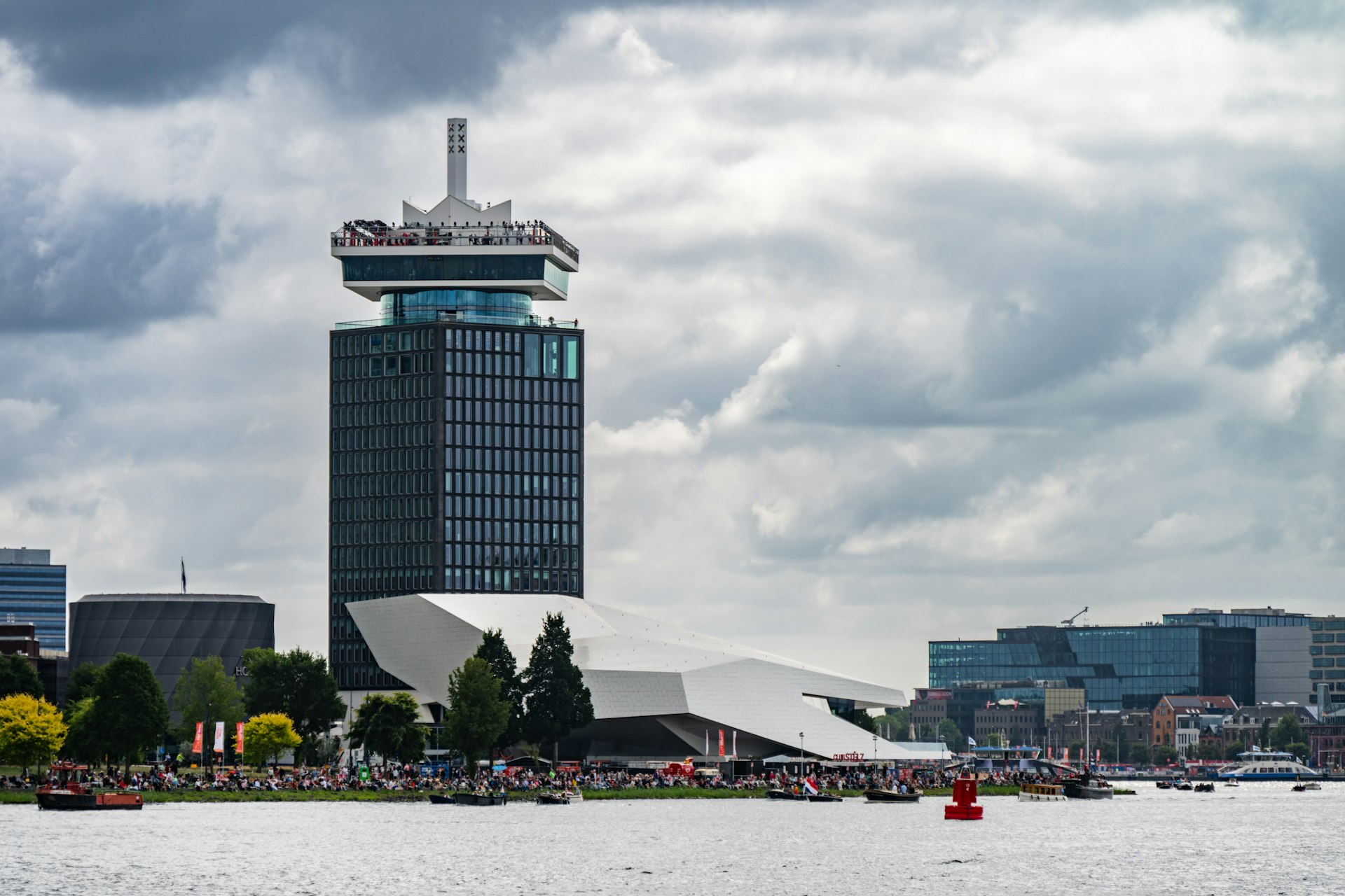 Modern Amsterdam kantoorgebouw aan het water
